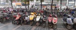 Scootere, motorsykler og mopeder noen med bensinmotor og mange er elektriske i Chengdu Kina